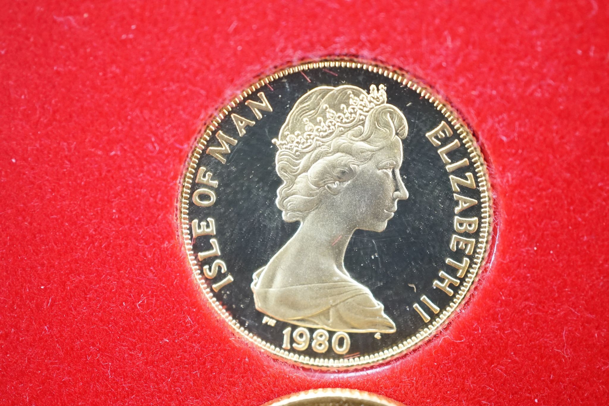 A Victoria 1872 gold sovereign and a Queen Mother 80th Birthday commemorative gold One Crown.